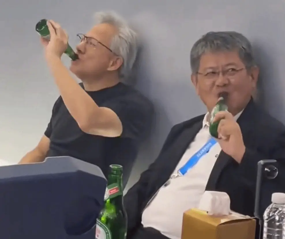 万亿大佬的松弛感!黄仁勋与技嘉老总躺地上喝啤酒