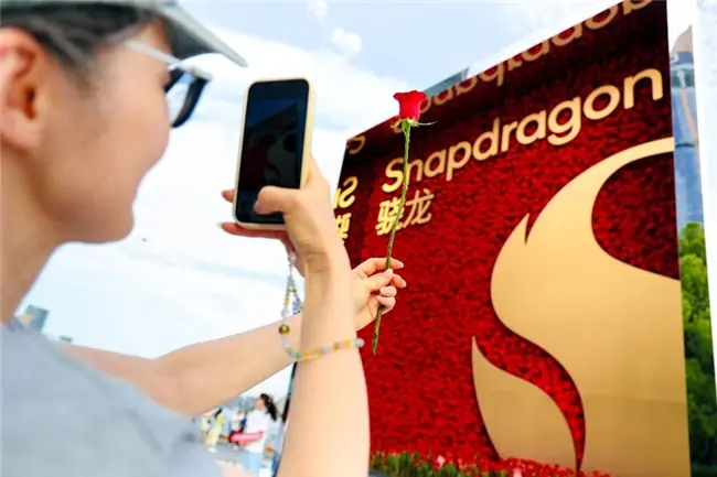 玫瑰告白背后：骁龙用端侧AI，锚定个人AI专属标签