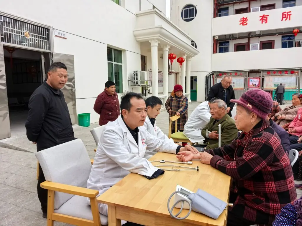 30年,他用单手为村民“推”出生命通道