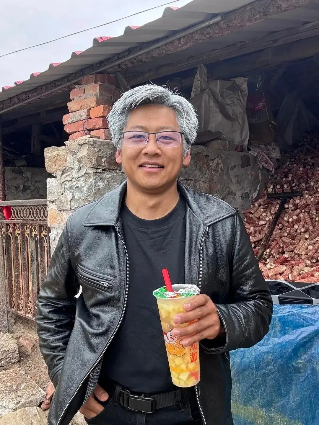 模仿黄仁勋走红!小伙自爆皮夹克仅百元 月入十万是谣言
