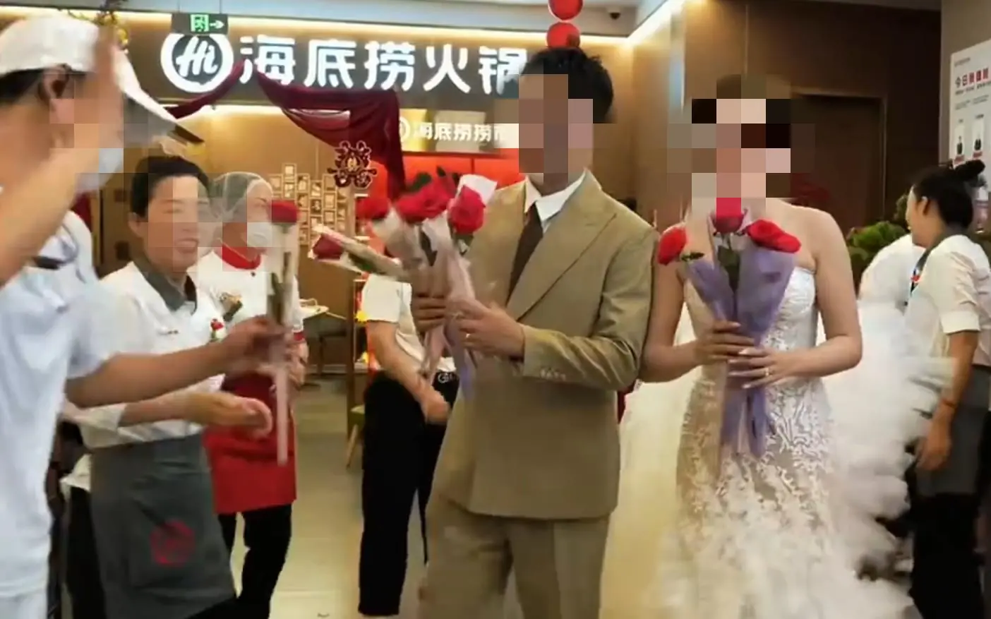 在海底捞办婚宴!新人婚礼花2.4万请300余人吃火锅