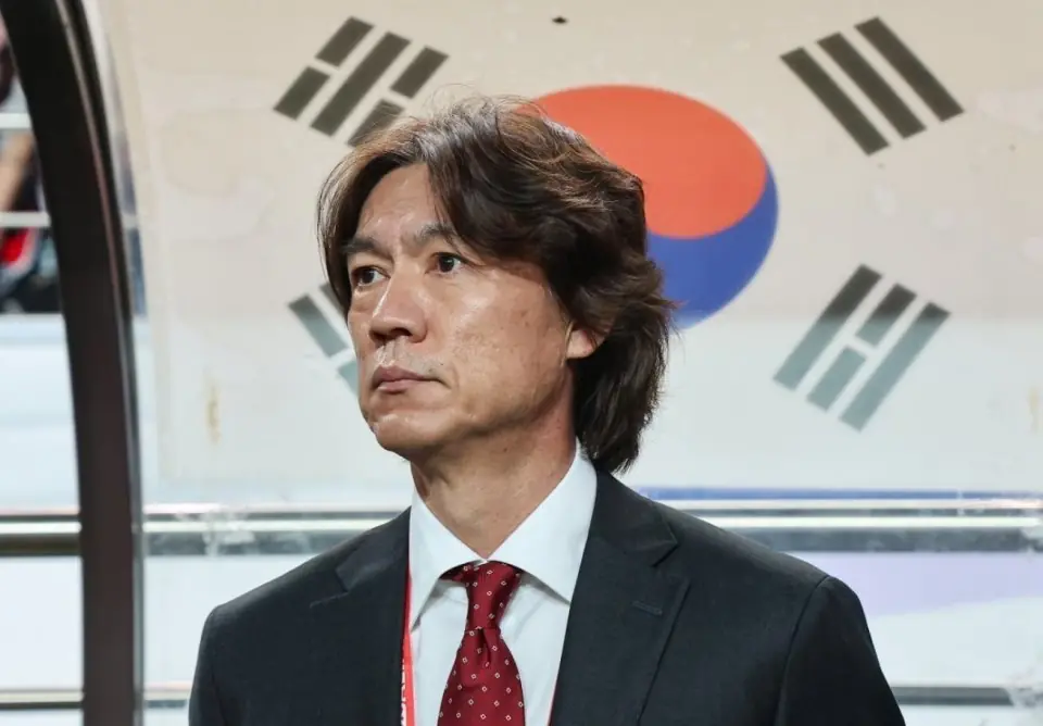 韩国队凌晨4点回国!160名防暴警如临大敌,球迷高喊洪明甫滚蛋