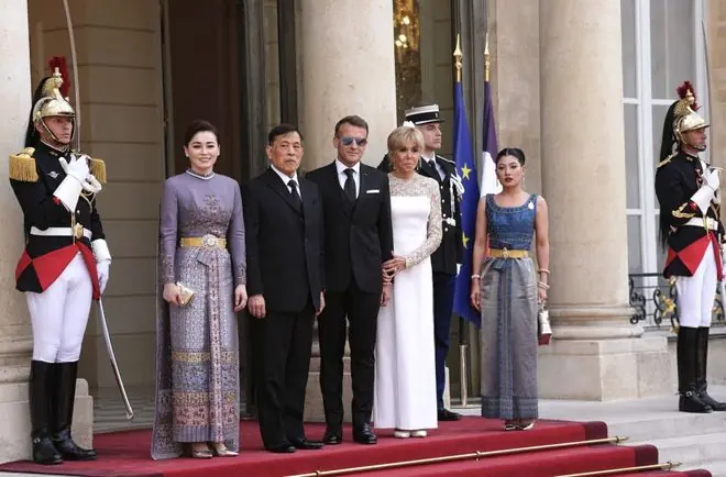 马克龙为泰王办国宴,疑眼疾又犯了,73岁爱妻曼妙不输苏提达
