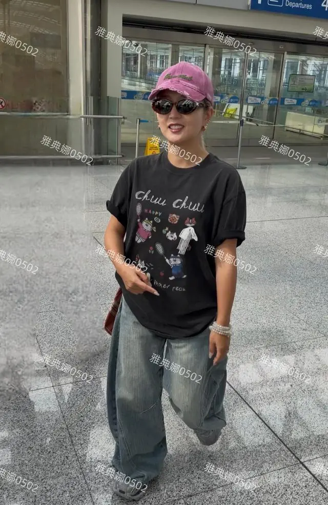 机场偶遇何洁,本人个子好矮皮肤黝黑,粉底太白了脸和手色差好大