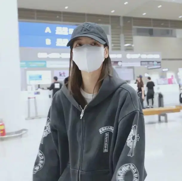 Lisa回到韩国,但无任何粉丝去接机,韩国网友希望她摘到KPOP标签