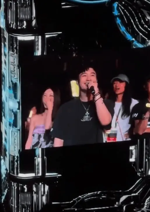 黄晓明现身周杰伦演唱会大赞昆凌 坦言十分羡慕周杰伦拥有贤惠伴侣