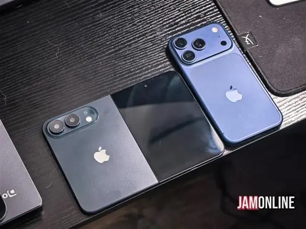 苹果折叠屏iPhone Ultra黑色机模首次亮相:阔比例、内屏挖孔