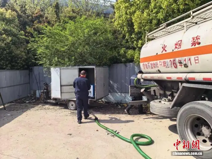 无人值守远程操控 合肥警方捣毁一“自助式”黑油窝点