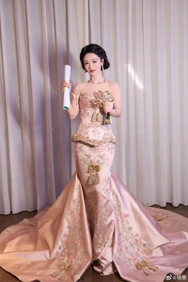 杨紫爸爸分享杨紫名字背后的故事:因自己是体育迷便给起名杨旎奥,小学一年级后改名为杨紫,当时派出所建议别改,“全中国都没有重名”