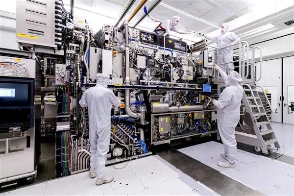 没它EUV光刻机难工作!中国宣布限制氦气出口 全球芯片制造关键供应链迎严峻考验