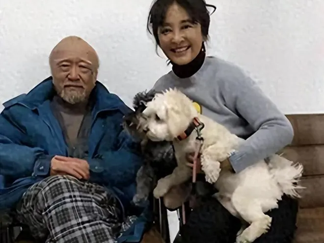 钱再多有什么用？李保田79岁晚年曝光，住所凌乱，喝廉价桶装水