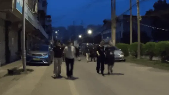 四川警方突袭一牛肉制假窝点,现场多人正徒手在猪肉上抹牛油、牛血冒充牛肉,涉案超百万元