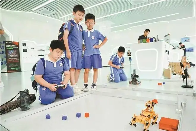 深圳加码青少年AI教育!龙华启动3万㎡AI产学研基地