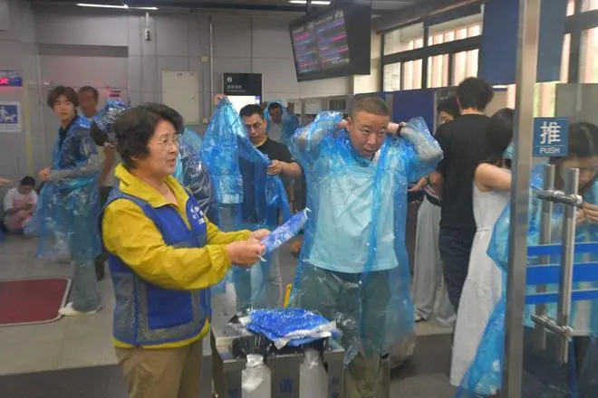 北京大雨天:免费雨衣解民忧