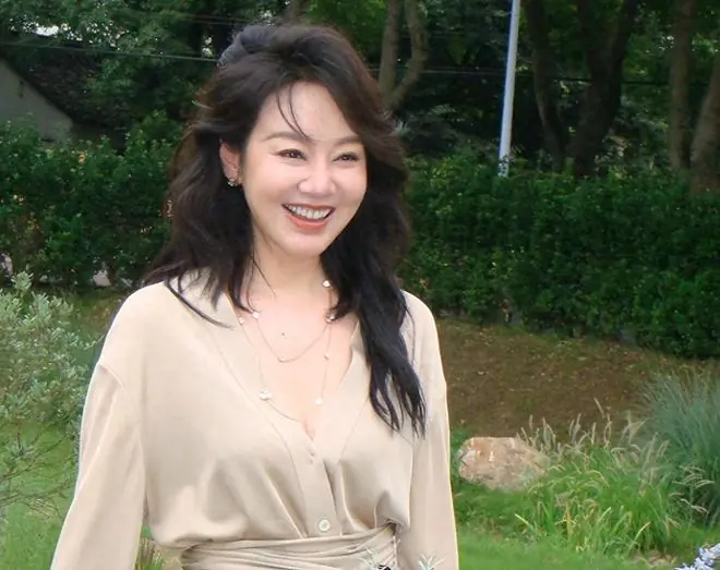 闫妮又要拍“年代剧”，带流量小花和小生，阵容不输《小巷人家》