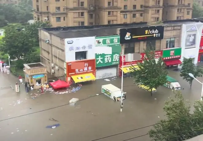 沈阳连续下暴雨超8小时,多路段积水有车辆被淹,全市教育机构停课景区封闭,当地防汛应急响应级别调整至一级!