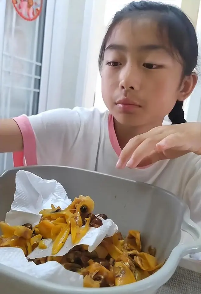“你女儿都长胡子了，还炫耀吃水果呢！”家长的穷大方让人应激