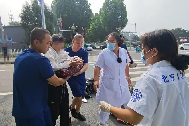 路口电动自行车相撞一人受伤,消防员秒变“急救员”暖心施救