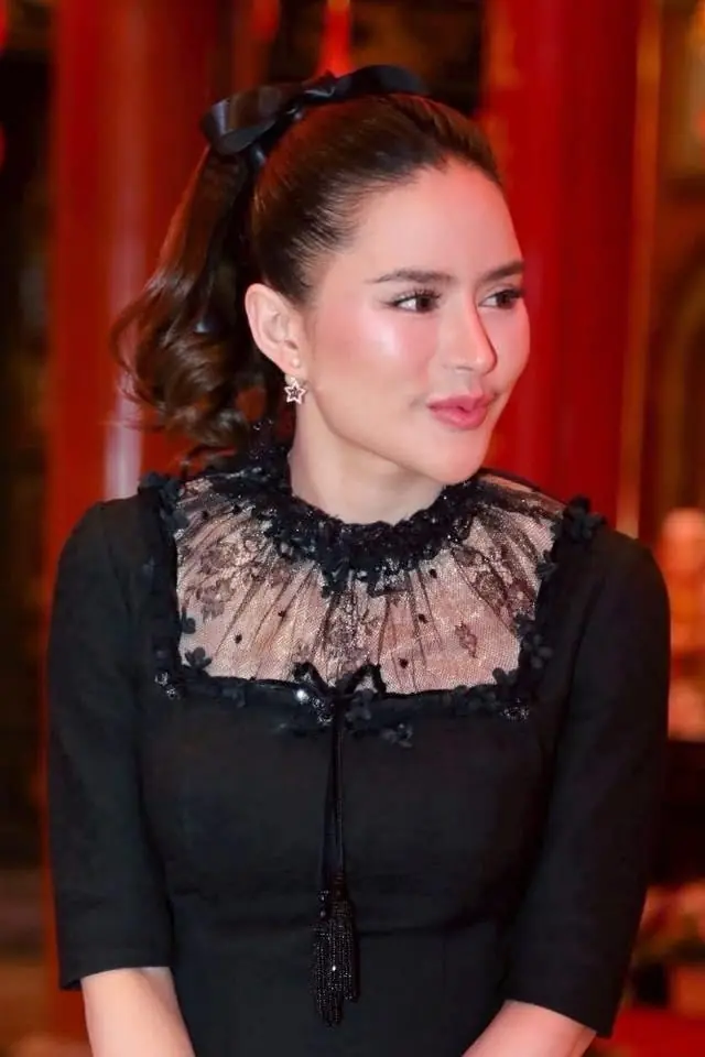 泰王宠爱90后小主欧拉弄,封她“花环夫人”,地位不输贵妃诗妮娜