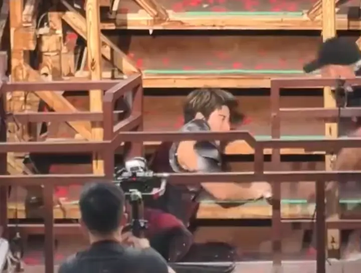 王力宏回应“演唱会摔倒满脸是血”:缝了27针才把耳朵重新缝合,脸上伤口缝了12针