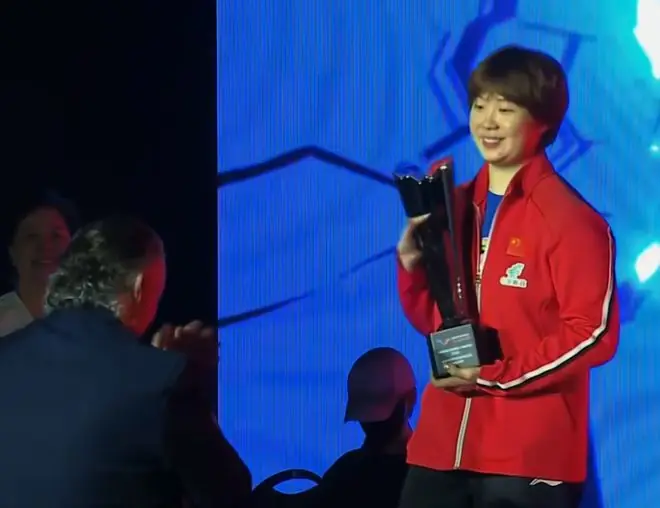 女单颁奖！孙颖莎与蒯曼接奖杯笑嘻嘻，莎莎退场扛奖杯太霸气了！