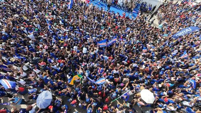 佛得角球员凯旋归国,乘货车拉横幅游行庆祝,在佛华人:机场周边围满了人,队员们在临时舞台给球迷签名
