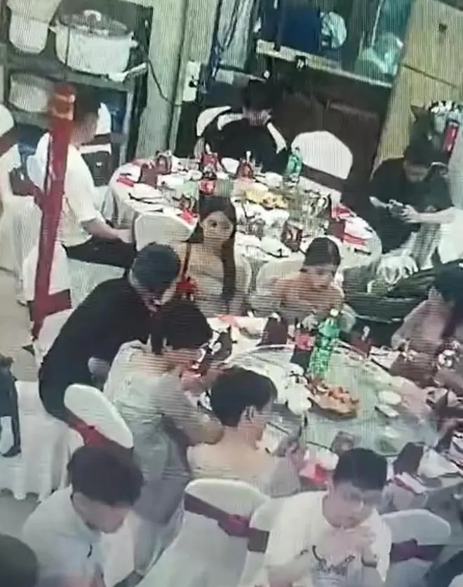 广东婚宴起冲突,堂姐强占主桌逼长辈坐角落,新娘劝阻还摔碗离席