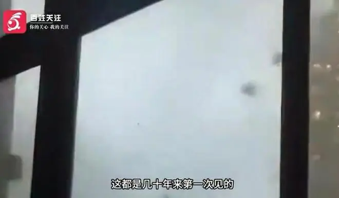 龙卷风横扫湖北小镇的2分钟:两名居民被卷出屋外不幸坠亡,大量屋顶“消失”!多部门已进驻,抢险与灾后恢复工作在高温中进行