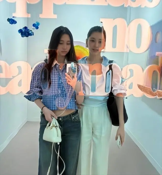 不愧是“最强小三”,金熙英和16岁女儿同框,颜值身段比女儿还美