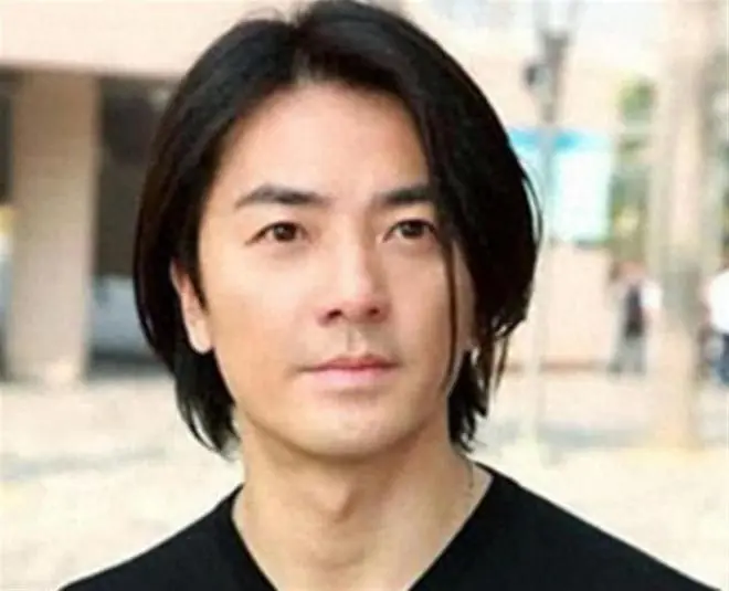郑伊健路边摊被偶遇,头发稀疏,49岁蒙嘉慧认不出!