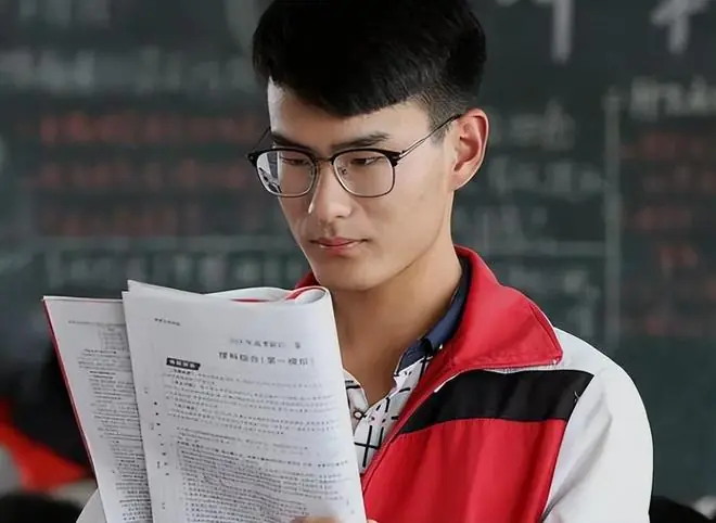 可惜了高分！649分考生被乡村定向医学生录取，编制有那么香吗？
