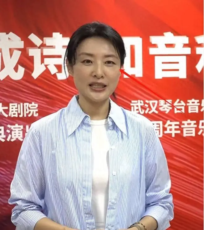 她是“央视一姐”，结婚12年选择离婚，坦然：婚姻给我的尽是痛苦
