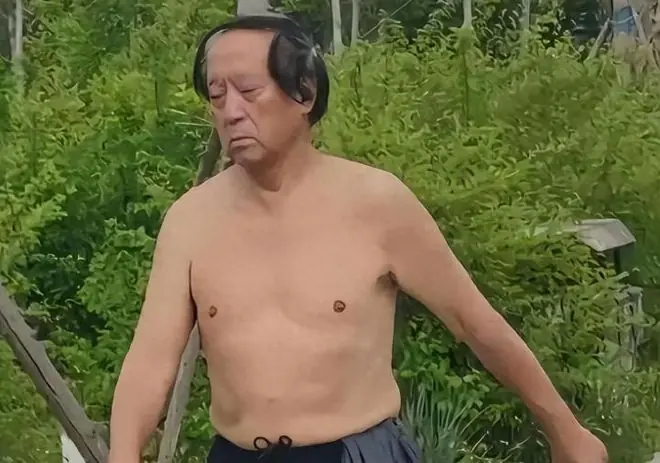 折腾半生倾家荡产,77岁牛群近况曝光,被美国毕业的儿子这样对待
