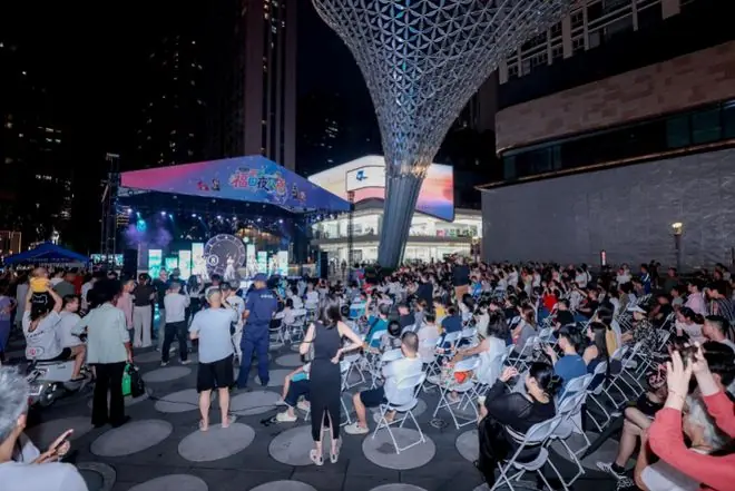 机器人跳舞惊艳全场 福田“夜八点”首秀燃动节日大道