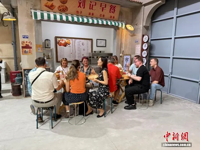 中东欧国家新闻发言人在上海“竖店”体验短视频创新活力