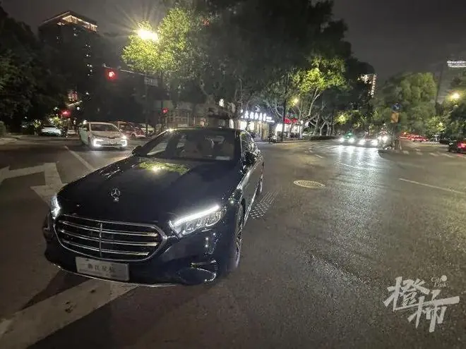 46万元新车到手4小时就故障了!杭州奔驰车主提车当天方向盘三次卡死,厂家拒绝退换车,“只需升级软件”