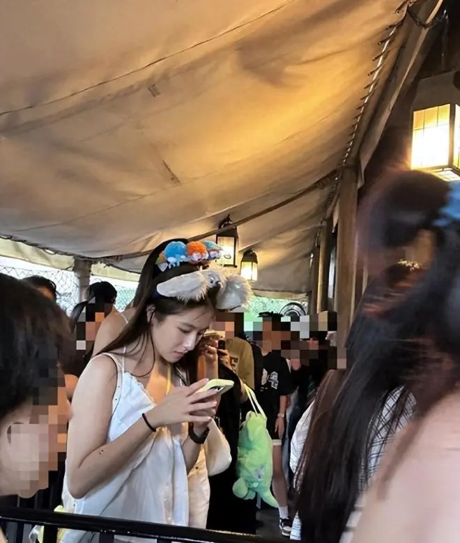 李兰迪环球影城素颜生图流出,个子娇小仅158,颜值碾压全场路人