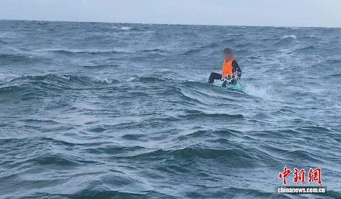 广东茂名多部门成功营救坠海漂流三个多小时男子