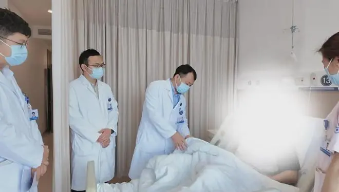 25岁男子阴茎离断,医生成功接回,手术持续近6小时