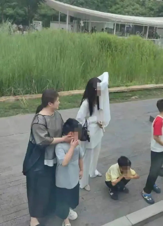 近日,沈腾一家人在阿那亚被拍到,他和老婆王琦,孩子父母都在,王琦目测最少160斤,腰粗膀圆虎背熊腰,现在就是普通大妈的形象
