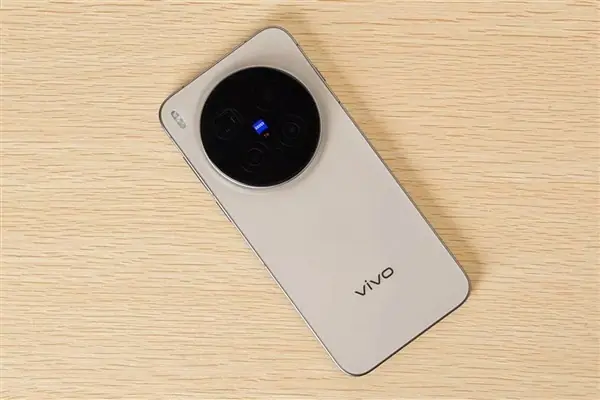vivo X300E首发骁龙8 Gen5,7100mAh+三摄旗舰登场