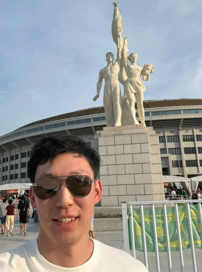 支持同城球队,周琦晒工体照:三里屯国安打卡!