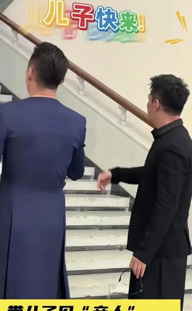 邵兵儿子偶遇胡兵瞿颖怯场不打招呼,当场被爸爸教育