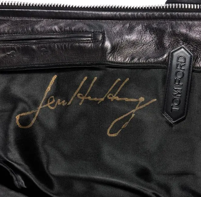 带有签名的英伟预计皮夹克细节