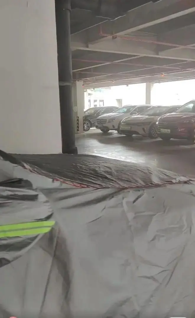 “报告,车子已藏好!”杭州男子买了人生第一台车,这次台风天专门放在停车场6层顶楼:“宁可每天花几十块钱停车费,也不敢停在路面”