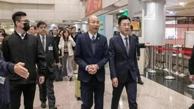 27日深夜桃园机场,韩国瑜返台,蓝营干将列队迎接,高喊四大目标全部达成