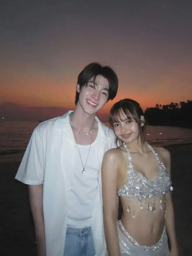 Lisa与新男友的合照,像极了Lisa与三公子,只是形象和身份互换了