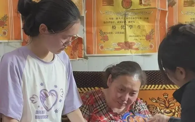 河南高考699分女孩爆火后,自媒体将镜头架在其家门口开直播,回应:不再接受探视采访,开学后打算勤工俭学,希望回归平静生活
