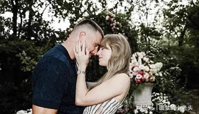 科比妻女出席霉霉婚礼,瓦妮莎穿心形领鱼骨抹胸大秀好身材,惹眼