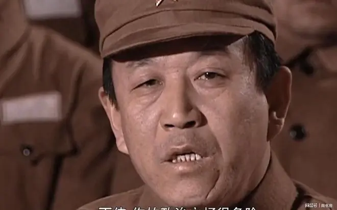 《亮剑》中,丁伟的毕业论文为何刚说到关键处,就被人打断了?